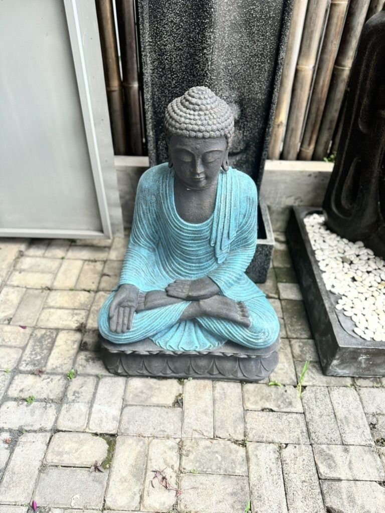Bouddha assis en fibre ciment disponible chez Zen Évasion