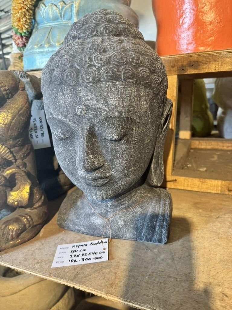 Bouddha sur socle en béton fibré disponible chez Zen Évasion