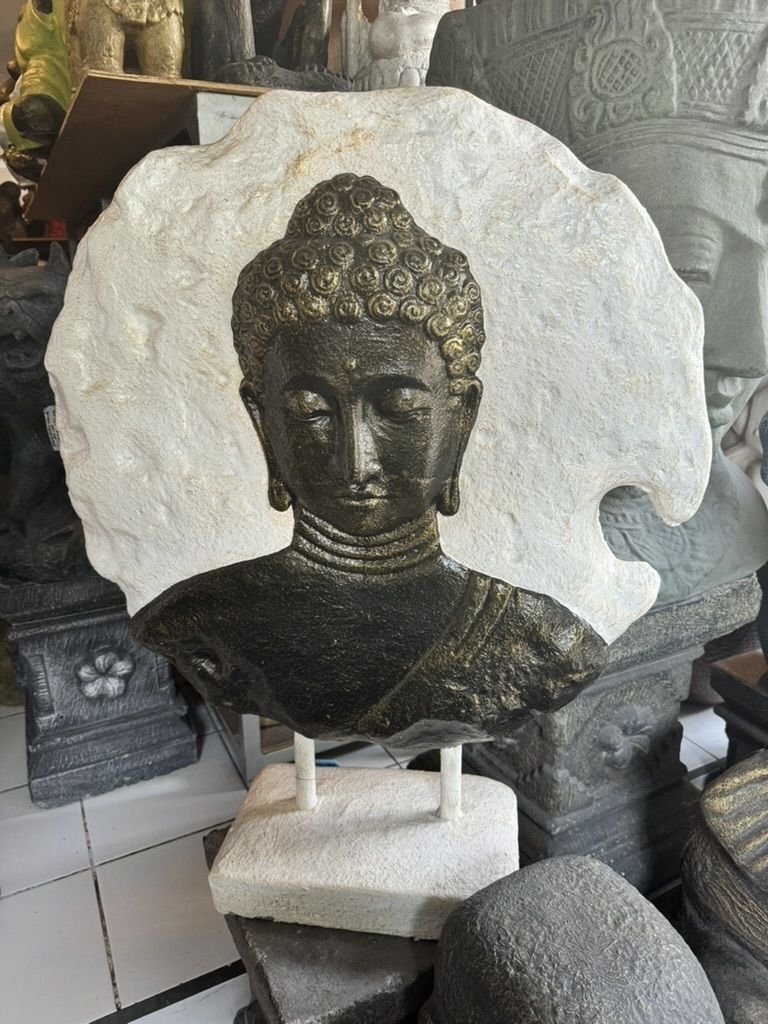 Buste Bouddha sur socle béton fibré disponible chez Zen Évasion