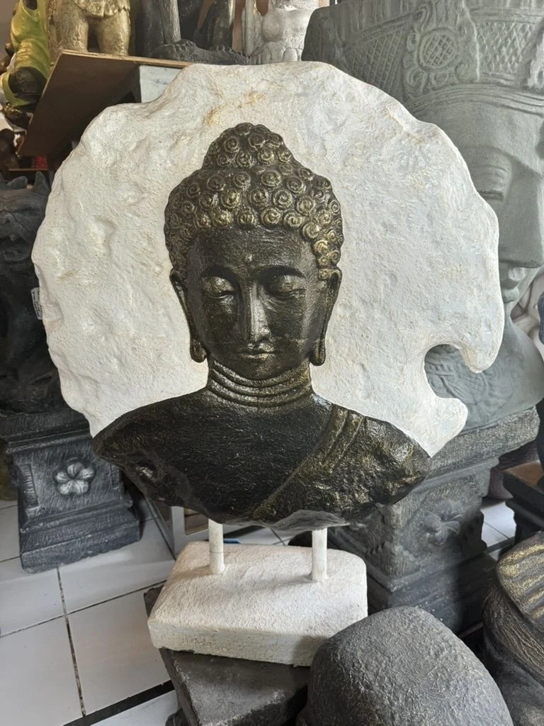 Buste Bouddha sur socle béton fibré disponible chez Zen Évasion