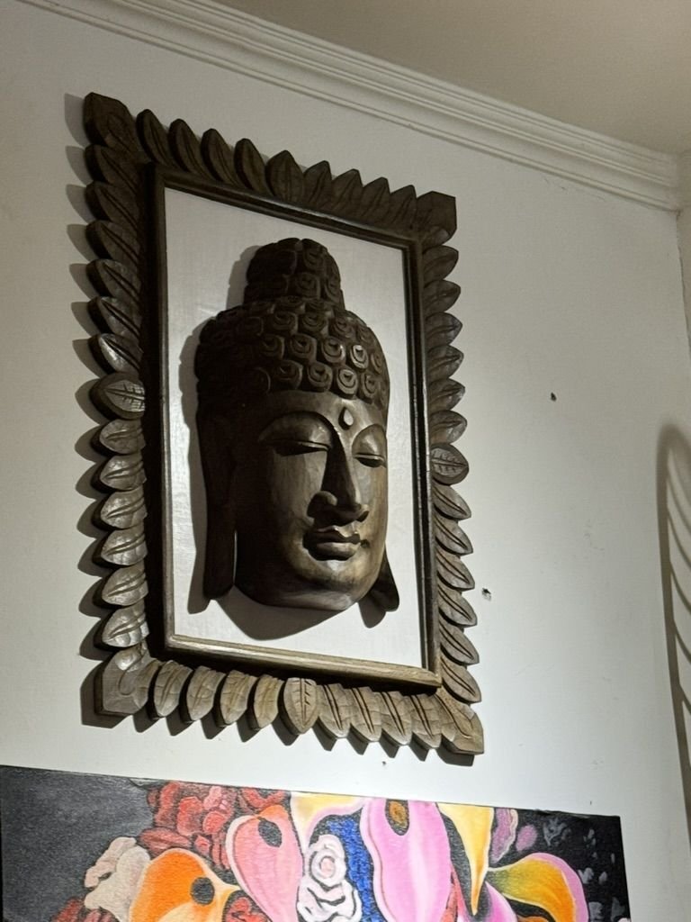Cadre mural bouddha en bois disponible chez Zen Évasion