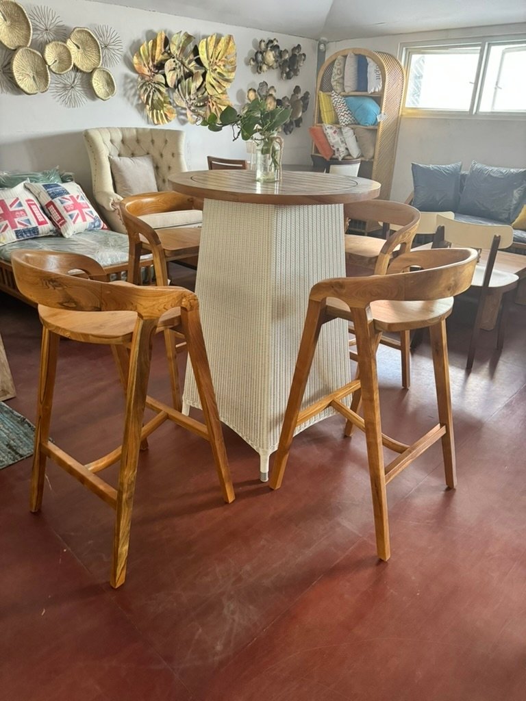 Chaise de bar en teck disponible chez Zen Évasion