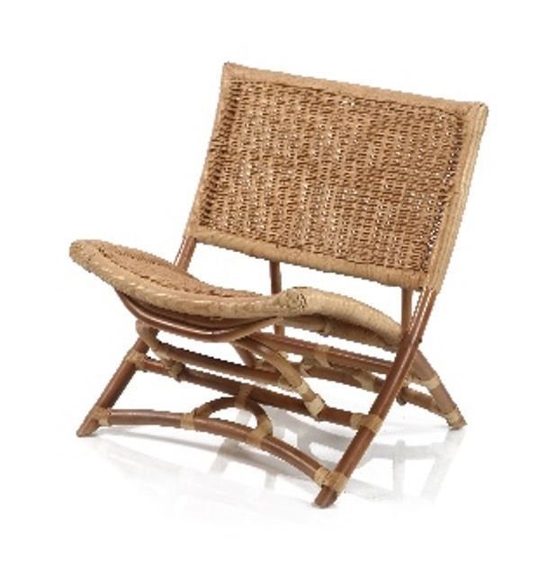 Chaise longue en teck avec tressage en rotin disponible chez Zen Évasion