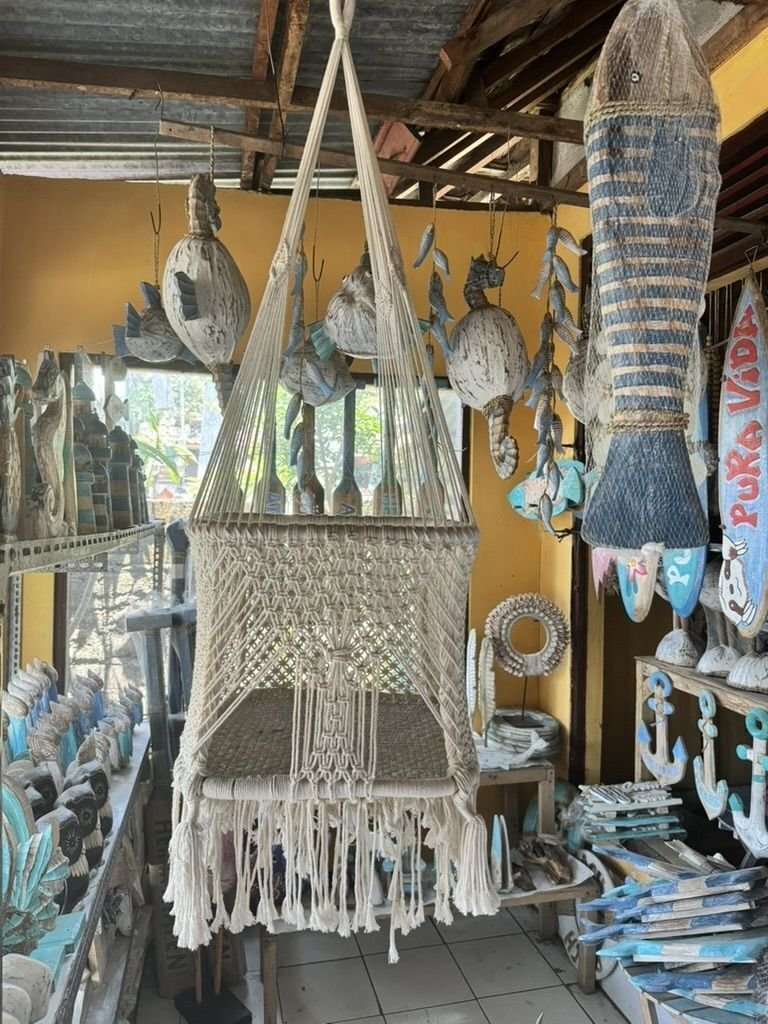 Chaise suspendue bébé en macramé disponible chez Zen Évasion
