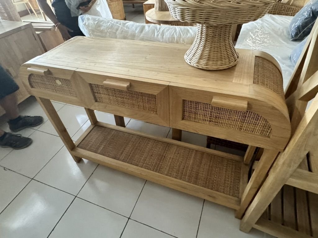 Console en bois de teck et cannage en rotin disponible chez Zen Évasion