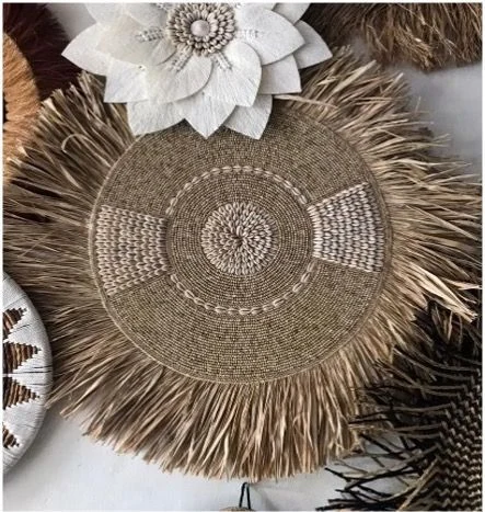 Décoration murale en perles coquillages et fibres végétales disponible chez Zen Évasion