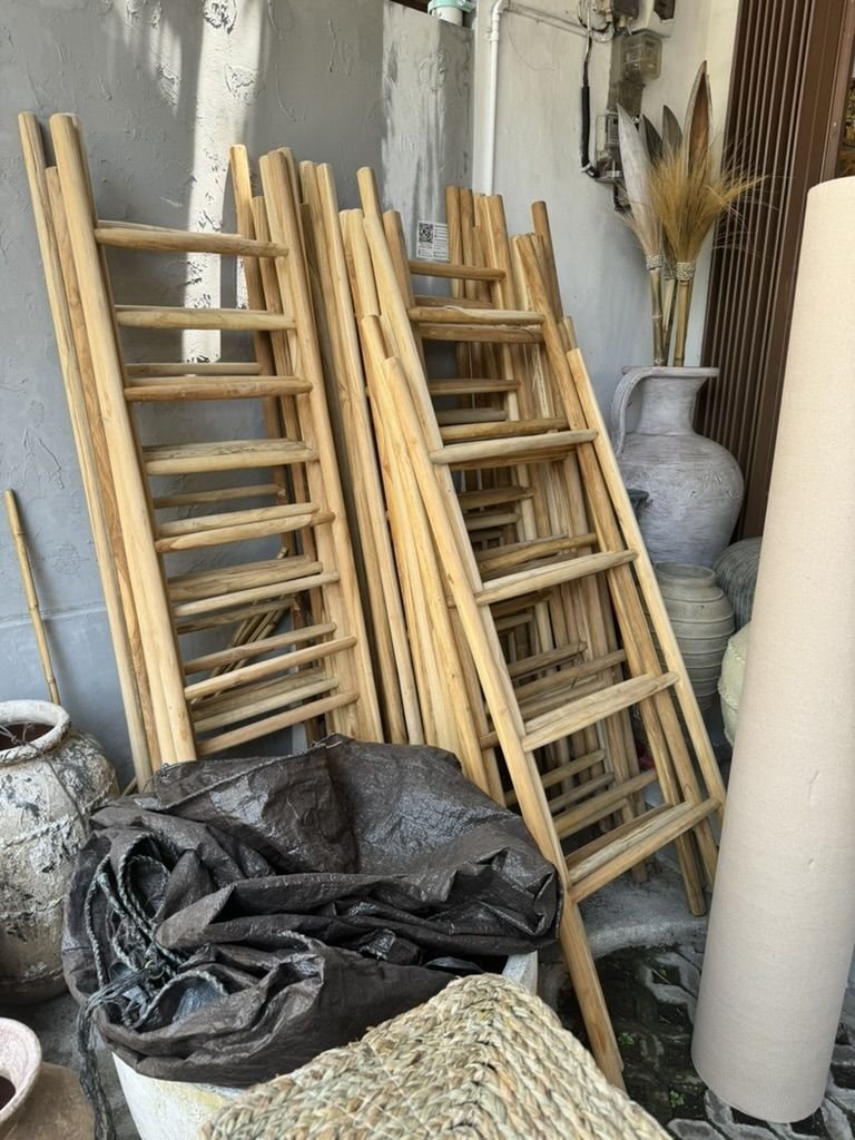 Échelle décoration en branche de teck disponible chez Zen Évasion