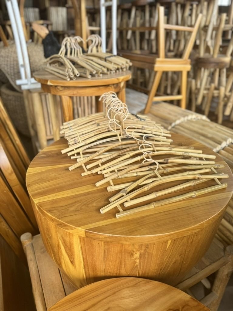 Ensemble cintres bambou disponible chez Zen Évasion