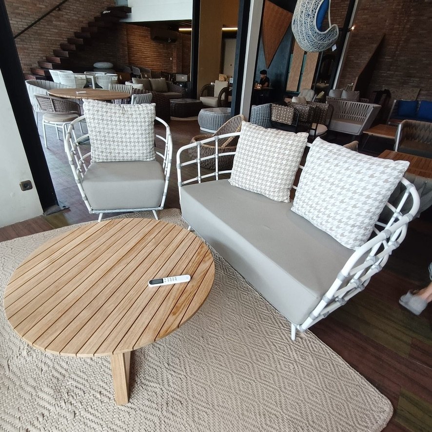 Salon de jardin en teck disponible chez Zen Évasion
