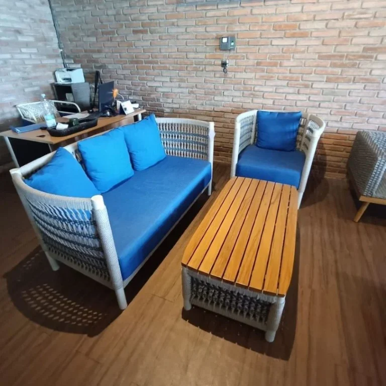 Salon de jardin en teck disponible chez Zen Évasion