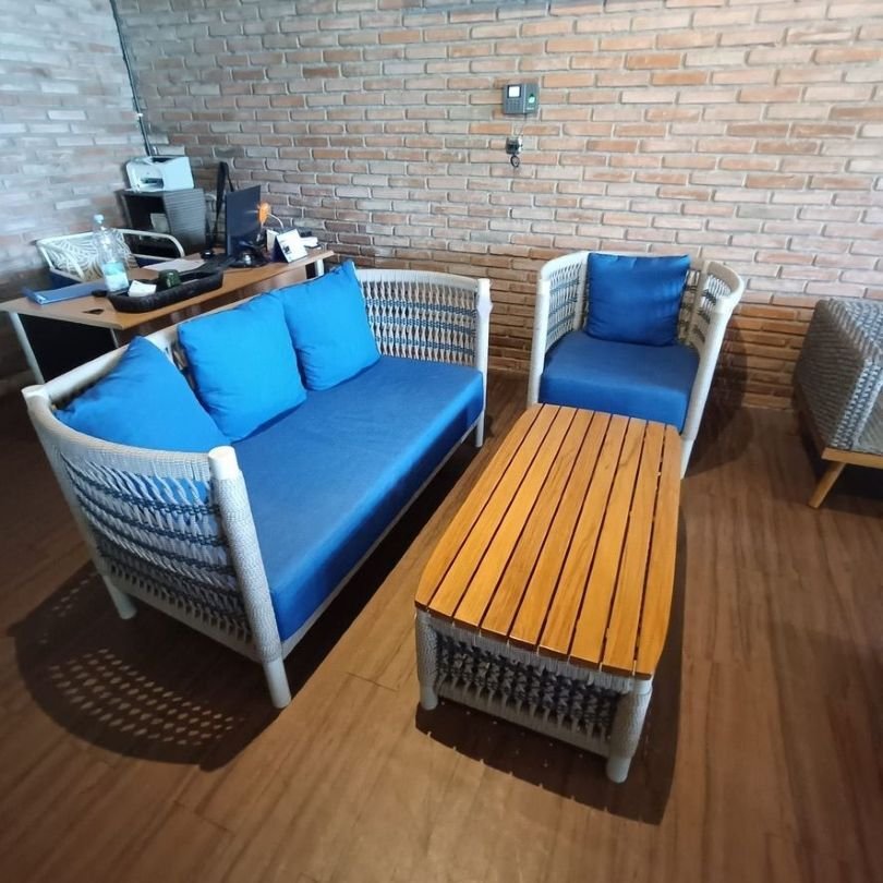 Salon de jardin en teck disponible chez Zen Évasion