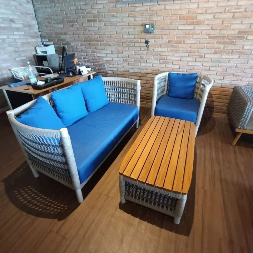 Salon de jardin en teck disponible chez Zen Évasion