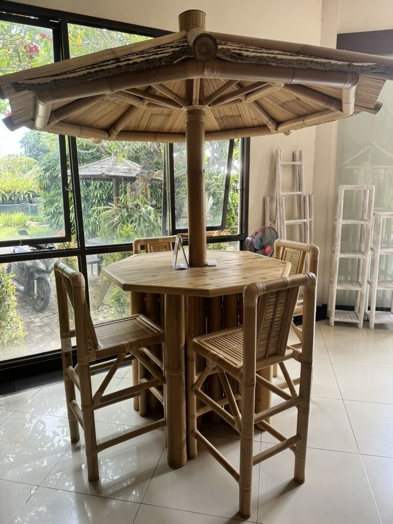 Ensemble table parasol et 4 chaises bambou disponible chez Zen Évasion
