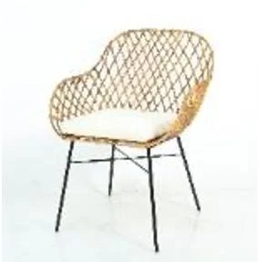 Fauteuil en rotin avec structure en fer et coussin crème disponible chez Zen Évasion