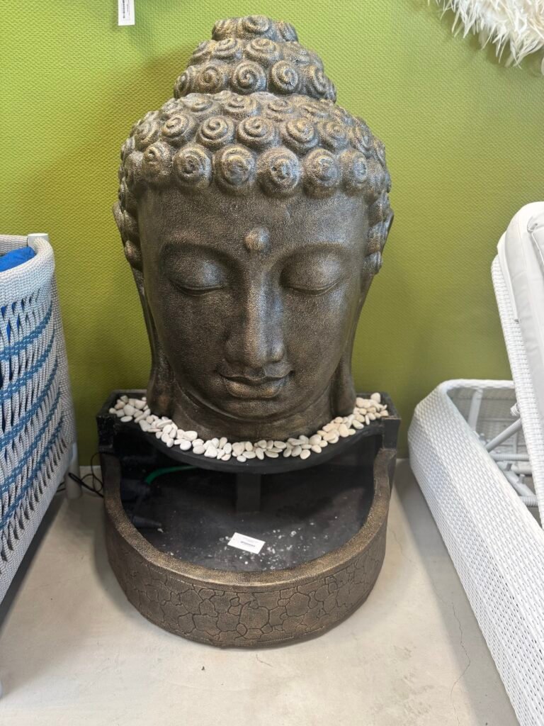 Fontaine de jardin Bouddha en fibre ciment disponible chez Zen Évasion