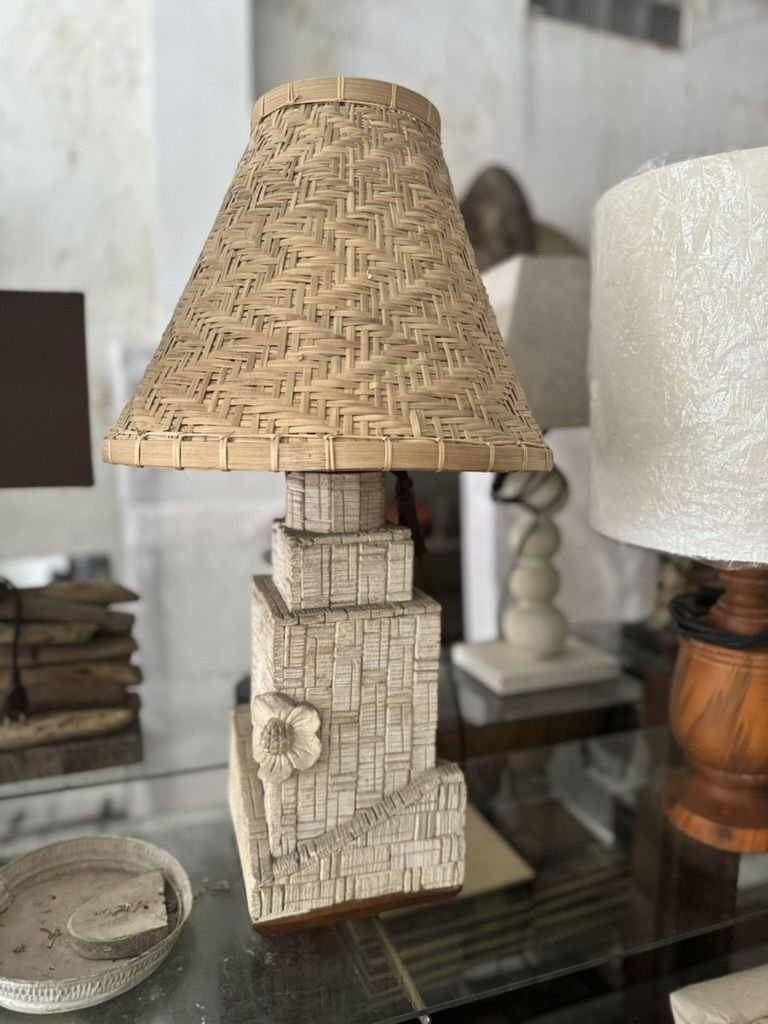 Lampe de table en pierre de chaux disponible chez Zen Évasion
