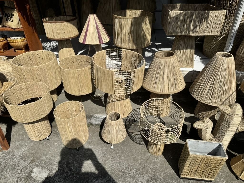 Lampe de table en raphia naturel disponible chez Zen Évasion