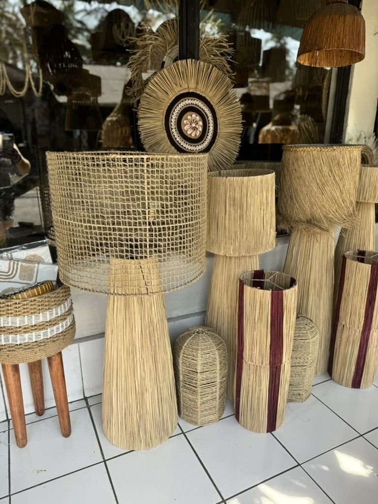Lampe sur pied en raphia naturel disponible chez Zen Évasion