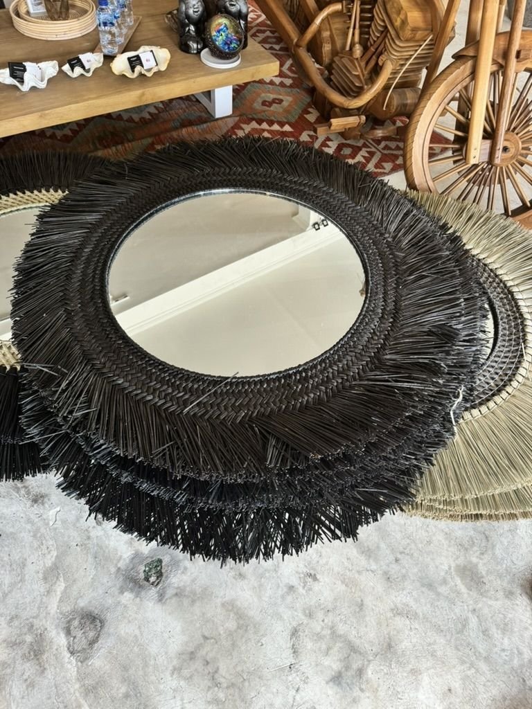 Miroir en fibres végétales disponible chez Zen Évasion