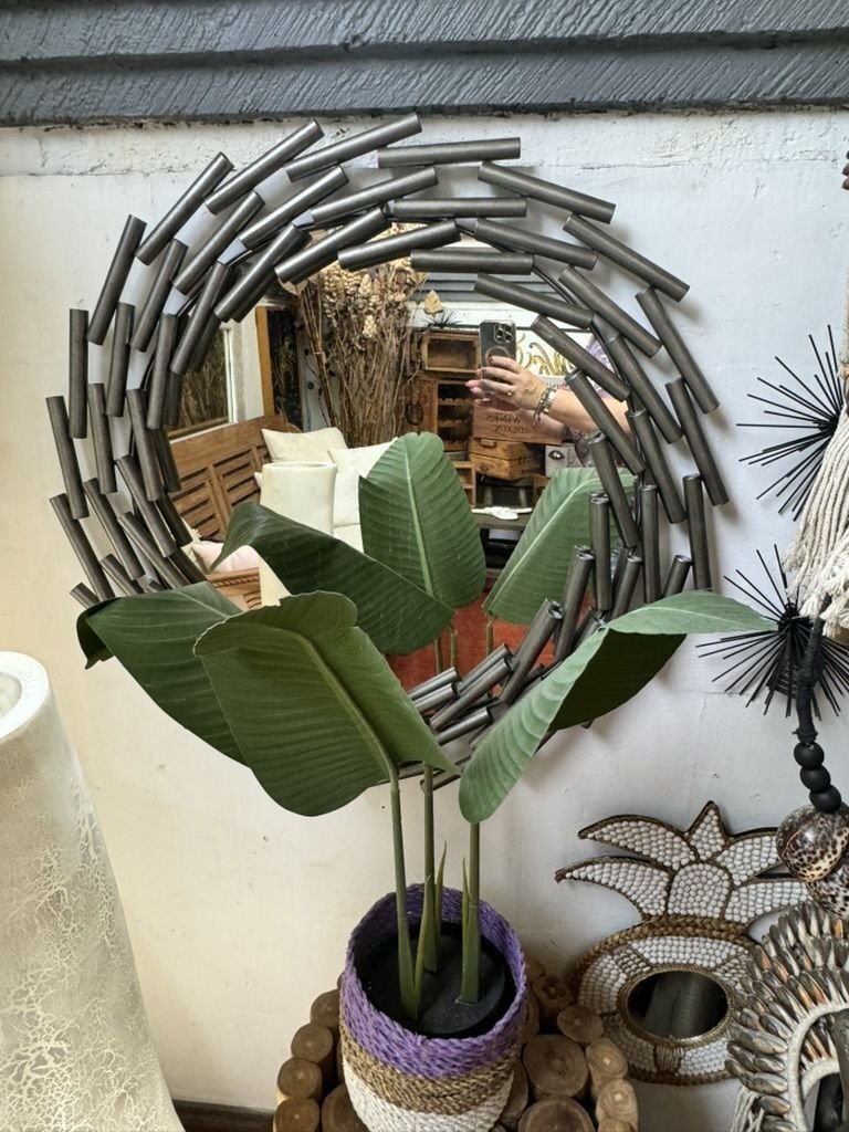 Miroir mural en fer disponible chez Zen Évasion