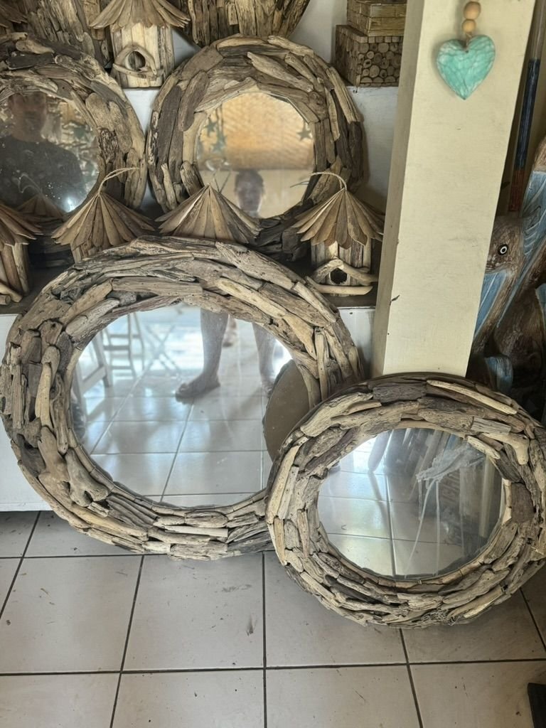 Miroir rond en bois flotté disponible chez Zen Évasion