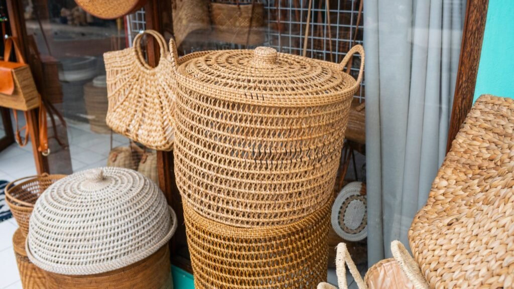 Paniers tressés exposés à l'extérieur d'un magasin, présentant différentes tailles et motifs.