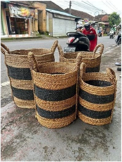 Paniers en fibres végétales disponible chez Zen Évasion