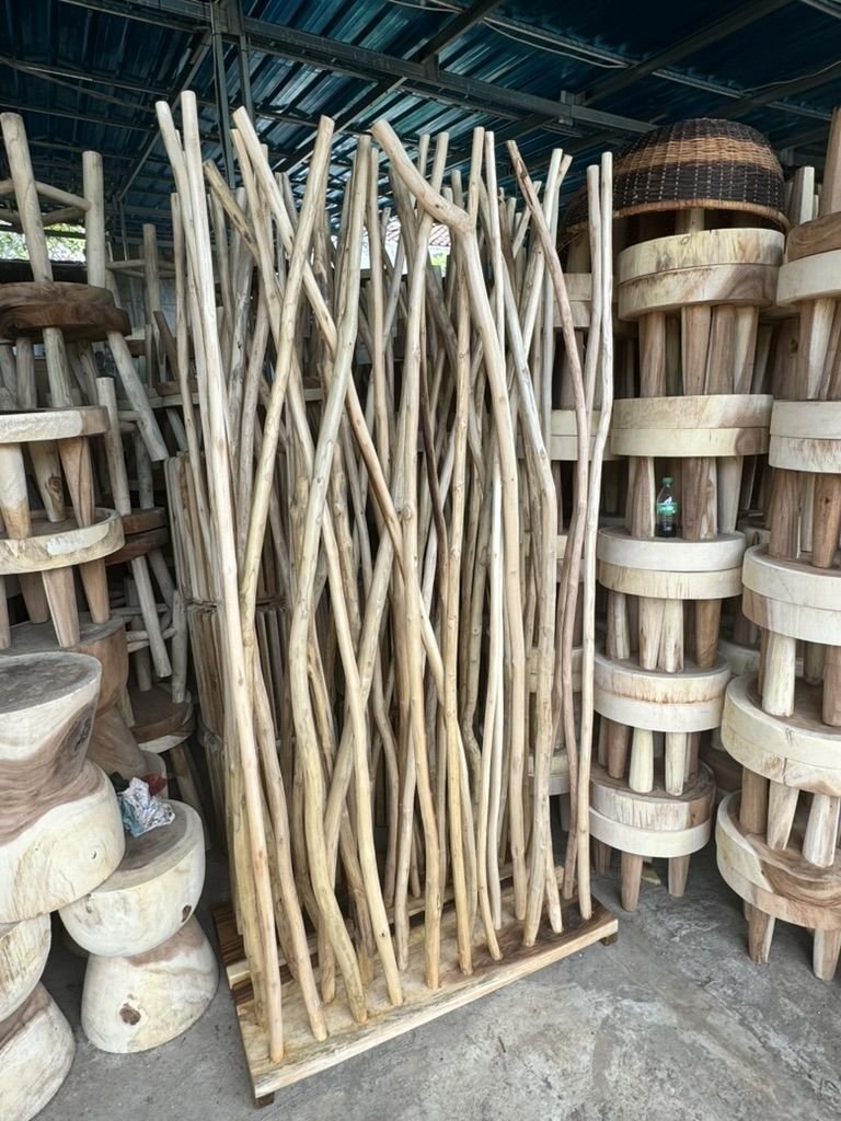 Paravent branches de teck disponible chez Zen Évasion