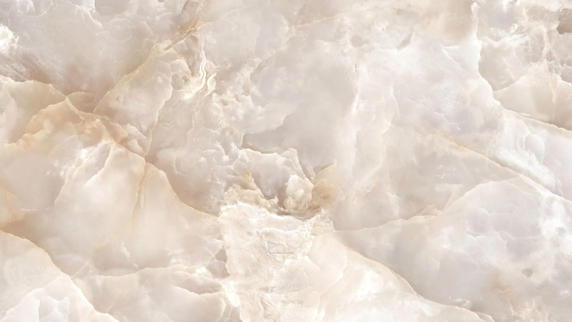 Gros plan d'une texture de marbre blanc et beige avec des motifs ondulés et des veines subtiles.