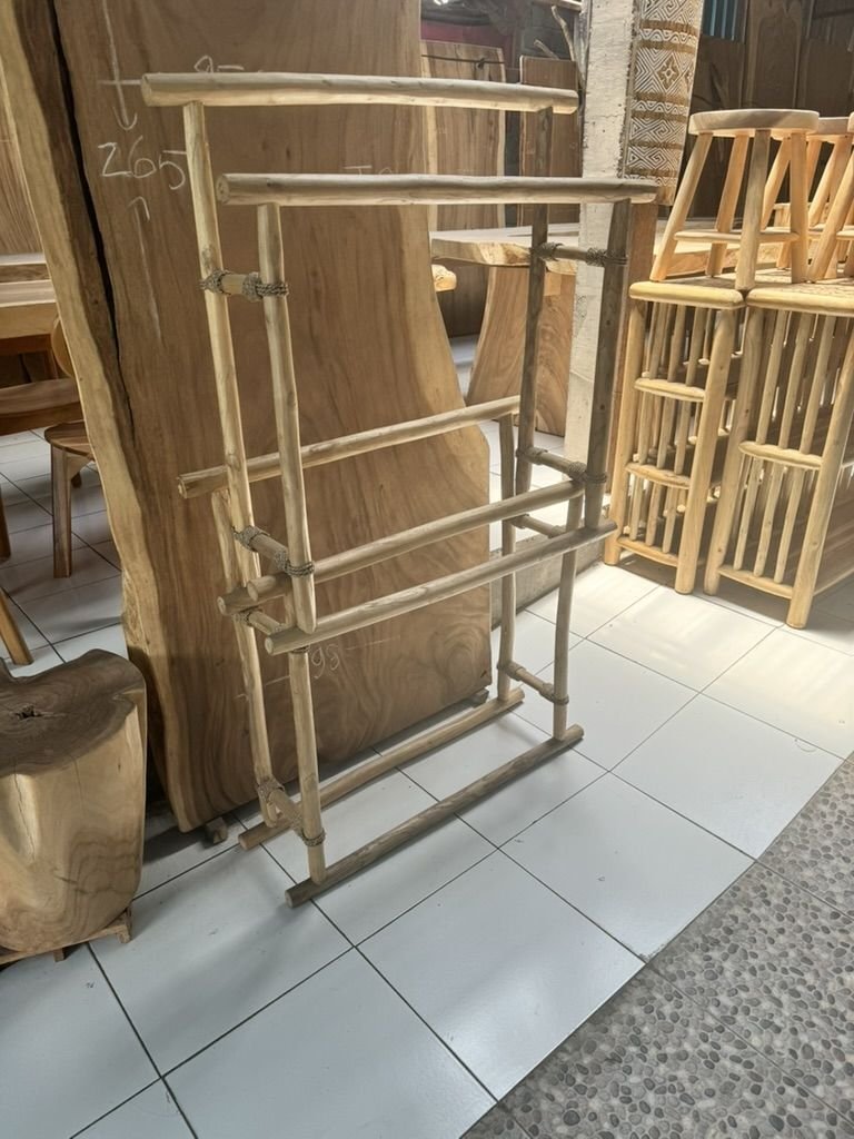 Portant en bois de teck disponible chez Zen Évasion