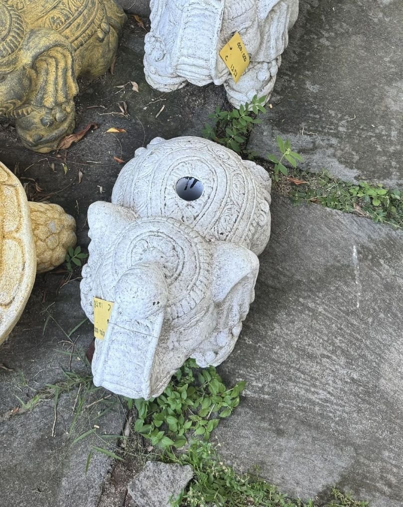 Pied de parasol éléphant en ciment disponible chez Zen Évasion