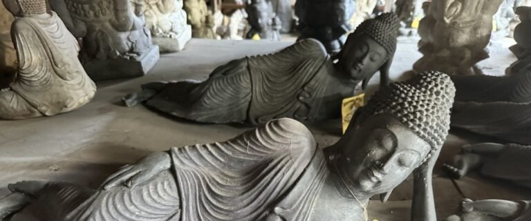 Statue bouddha en ciment disponible chez Zen Évasion