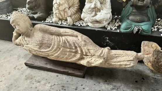 Statue bouddha fibre ciment disponible chez Zen Évasion