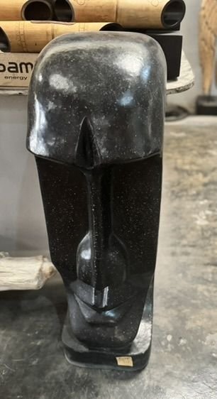 Statue de Pâques en fibre-ciment disponible chez Zen Évasion