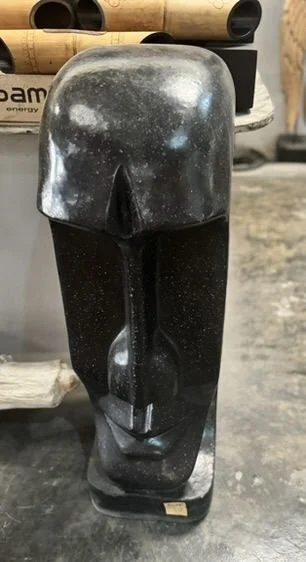 Statue de Pâques en fibre-ciment disponible chez Zen Évasion