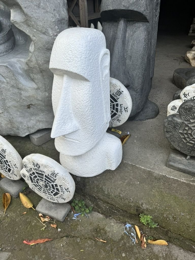 Statue moai en fibre de ciment disponible chez Zen Évasion