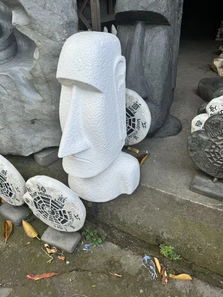 Statue moai en fibre de ciment disponible chez Zen Évasion
