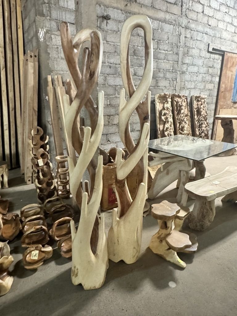 Porte-manteaux en bois suar disponible chez Zen Évasion