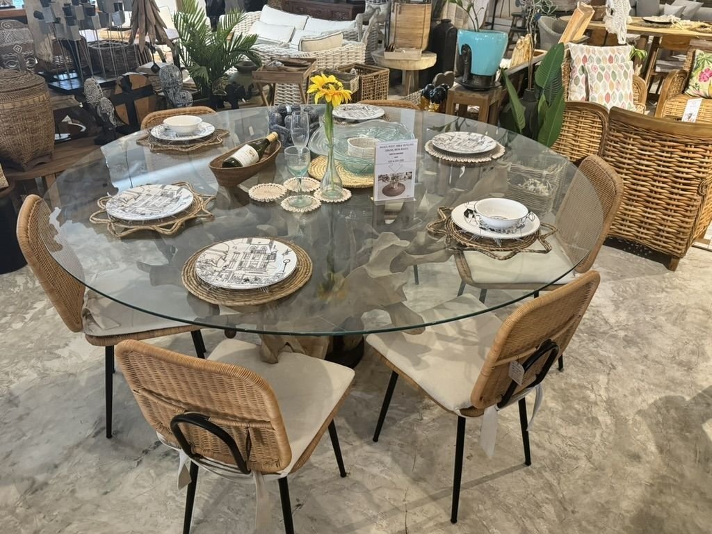 Table à manger verre et bois de teck disponible chez Zen Évasion
