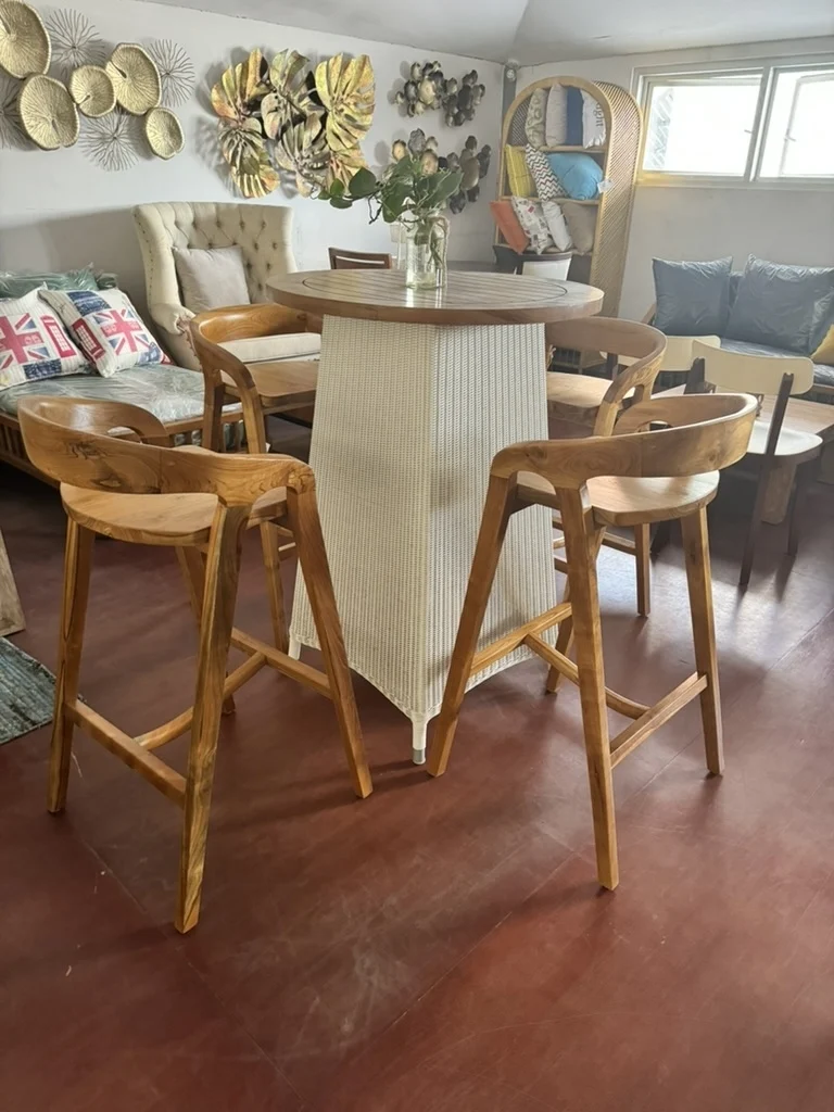 Mange debout en teck disponible chez Zen Évasion