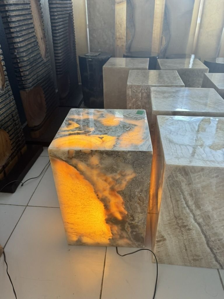 Lampe tabouret en pierre d'onyx disponible chez Zen Évasion