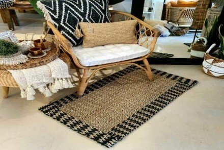 Tapis rectangulaire en jonc de mer et plastique recyclé disponible chez Zen Évasion