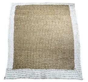 Tapis rectangulaire en jonc de mer et plastique recyclé disponible chez Zen Évasion
