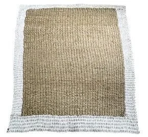 Tapis rectangulaire en jonc de mer et plastique recyclé disponible chez Zen Évasion