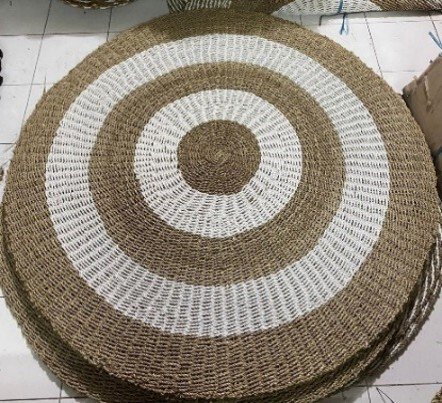 Tapis rond en jonc de mer disponible chez Zen Évasion