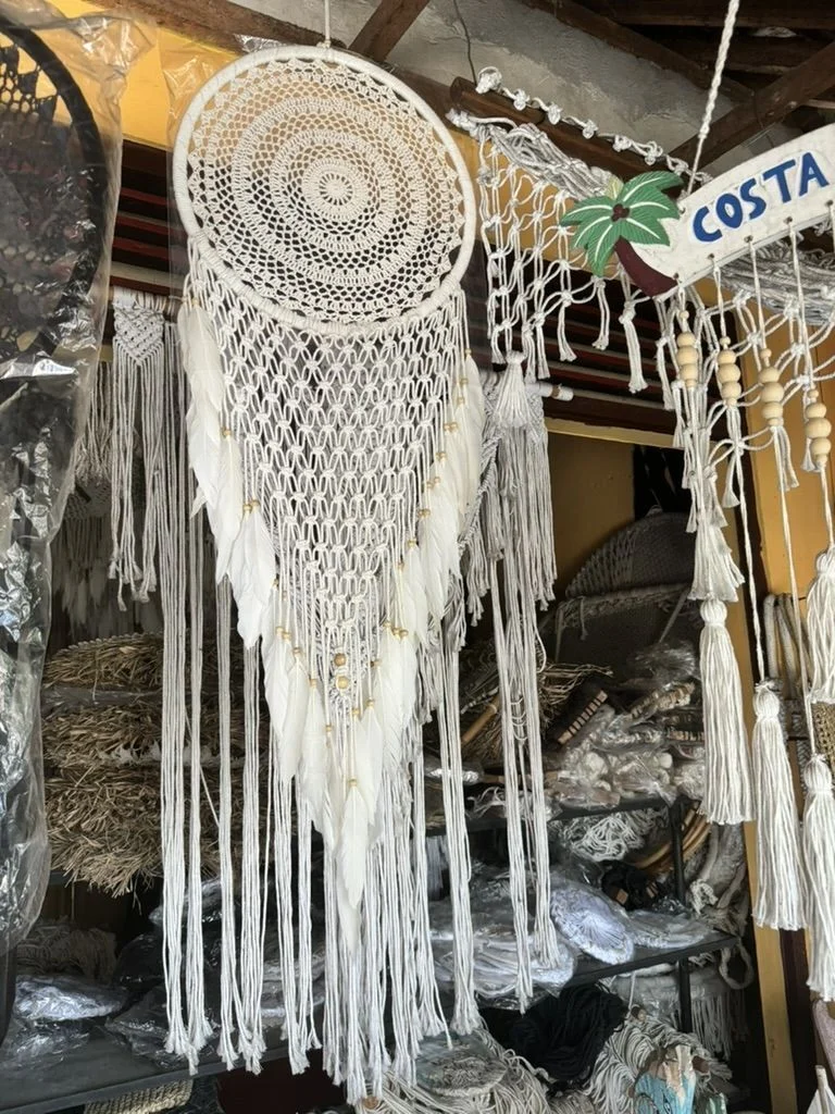Tenture murale macramé disponible chez Zen Évasion