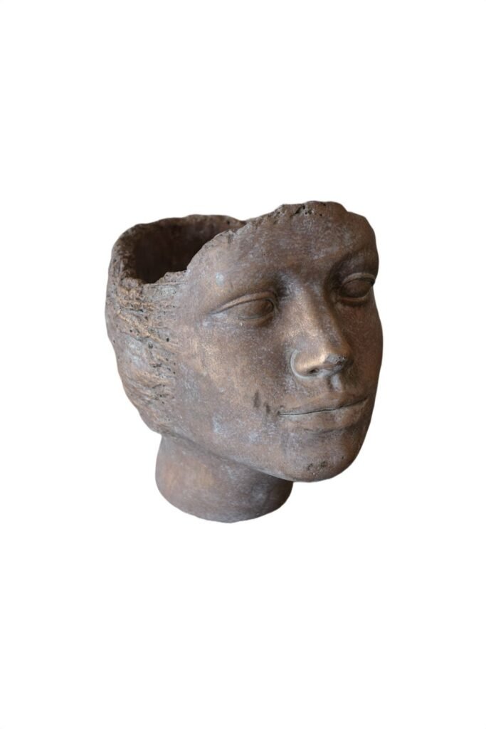 Cache-pot visage béton doré disponible chez Zen Évasion