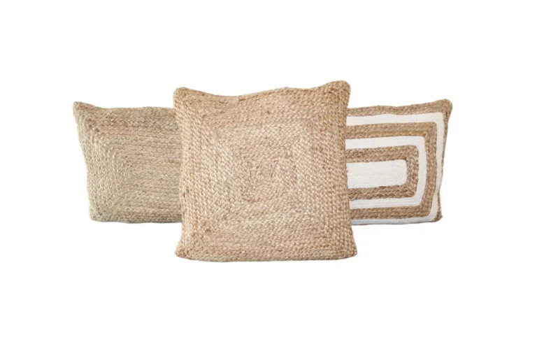Coussin en jute disponible chez Zen Évasion