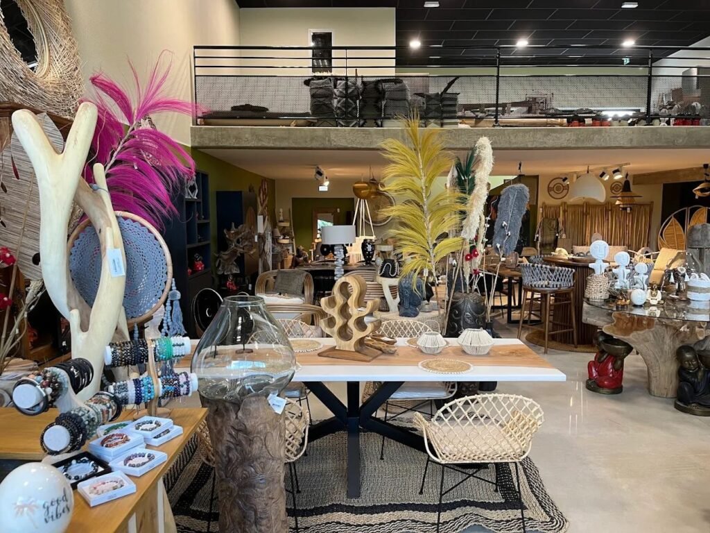 Divers articles de décoration, des paniers tressés, des vases et des meubles en bois du magasin de décoration et mobilier indonésien Zen Evasion.